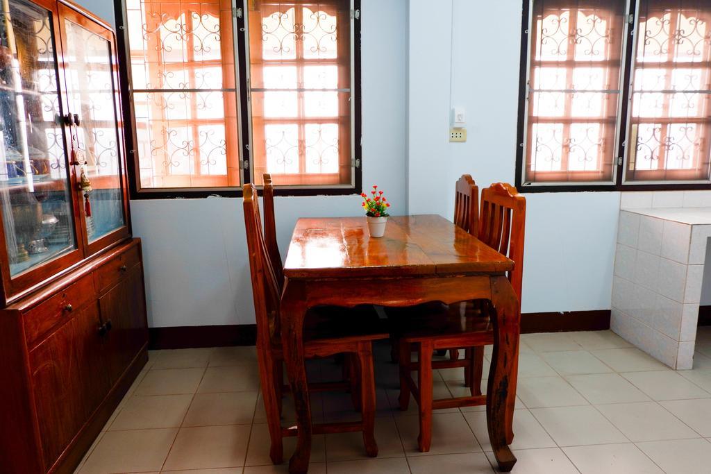 Hotel Ban Yenjid à Ayutthaya Extérieur photo