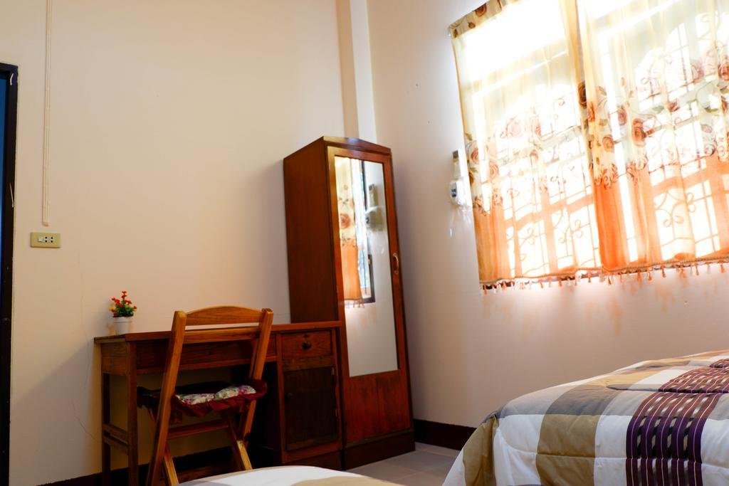 Hotel Ban Yenjid à Ayutthaya Extérieur photo
